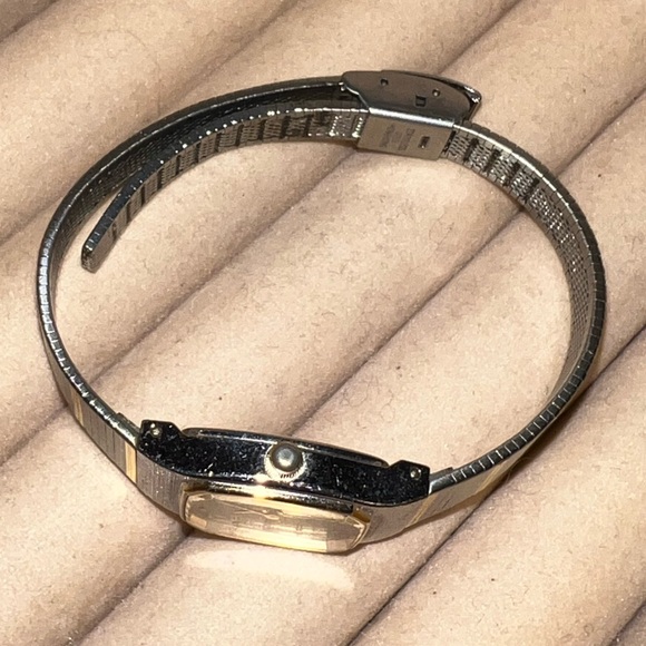 ⭐️Vintage Gruen Slim Silver & Gold Thin Stainless Steel Watch - Picture 8 of 15